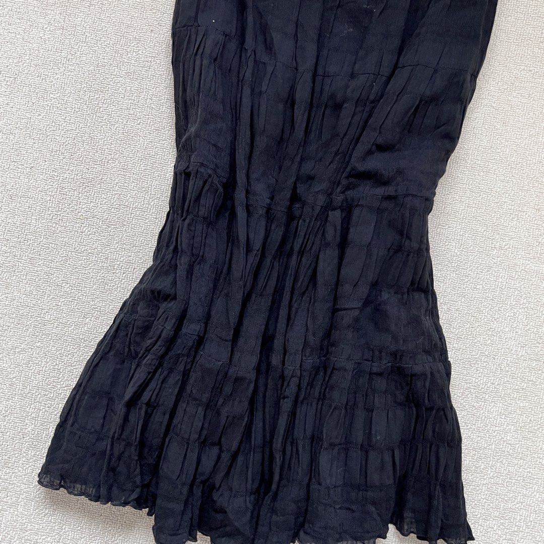 moschino whimsy black layered midi skirt (Category: Luxury Apparel) located in Limay. Submitted by budolfindsrawrawr (Listing ID 1465082272, Image 3). Description: m0schin0 whimsy black layered midi skirt - w31/32 h22 l26 - in excellent condition .