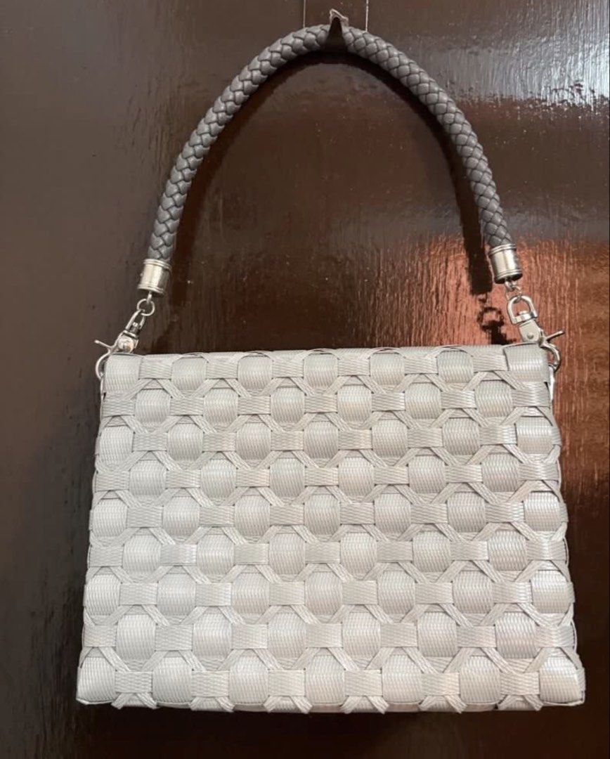 Native bag (Category: Clutches) located in Manila. Submitted by bwshoppe (Listing ID 1464994165, Image 2). Description: Native shoulder bag Color: Light gray Size: L 6” X W 8” X 2 1/2 base.
