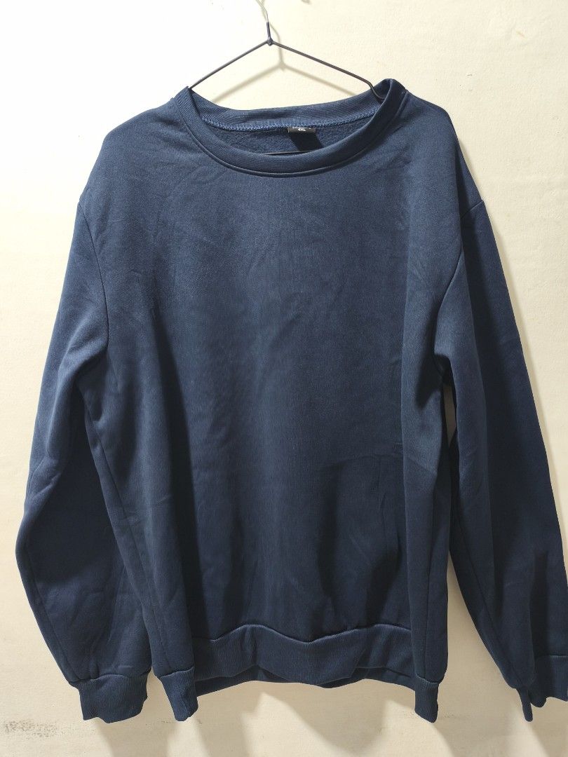Navy Blue Sweatshirt (Category: Coats, Jackets and Outerwear) located in Santa Rosa. Submitted by 1998_m.a. (Listing ID 1465047657, Image 1). Description: .