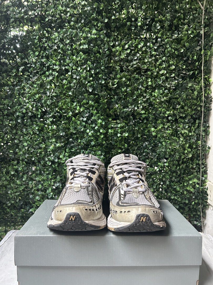 New Balance 1906R Metallic Silver Black (Category: Sneakers) located in Taytay. Submitted by kirapark270 (Listing ID 1465045663, Image 3). Description: NB 1906R Size 10 With Box Good condition Issue is needs cleaning (may mga yellowish spots lang ) Authentic/Legit Rizal area .
