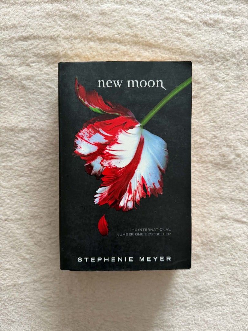 New Moon Stephanie Meyer (Category: Storybooks) located in Santiago. Submitted by bookworm_club (Listing ID 1465025863, Image 1). Description: 📚no cancellation, return or exchange. 📚secondhand books. some books are in good condition while some has minimal flaws (foxing, creases, dog-eared pages, etc.) 📚reasonable haggling is allowed. 💰MOP: For same day pickup - CASH & BANK TRANSFER For shipping or scheduled pickup - BANK TRANSFER 🚚MOD: •Stor