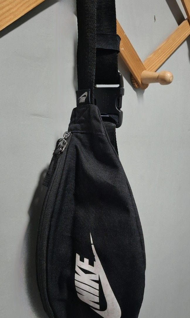 Nike (Category: Belt bags, Clutches and Pouches) located in Manila. Submitted by rp.thrift (Listing ID 1465078250, Image 3). Description: .
