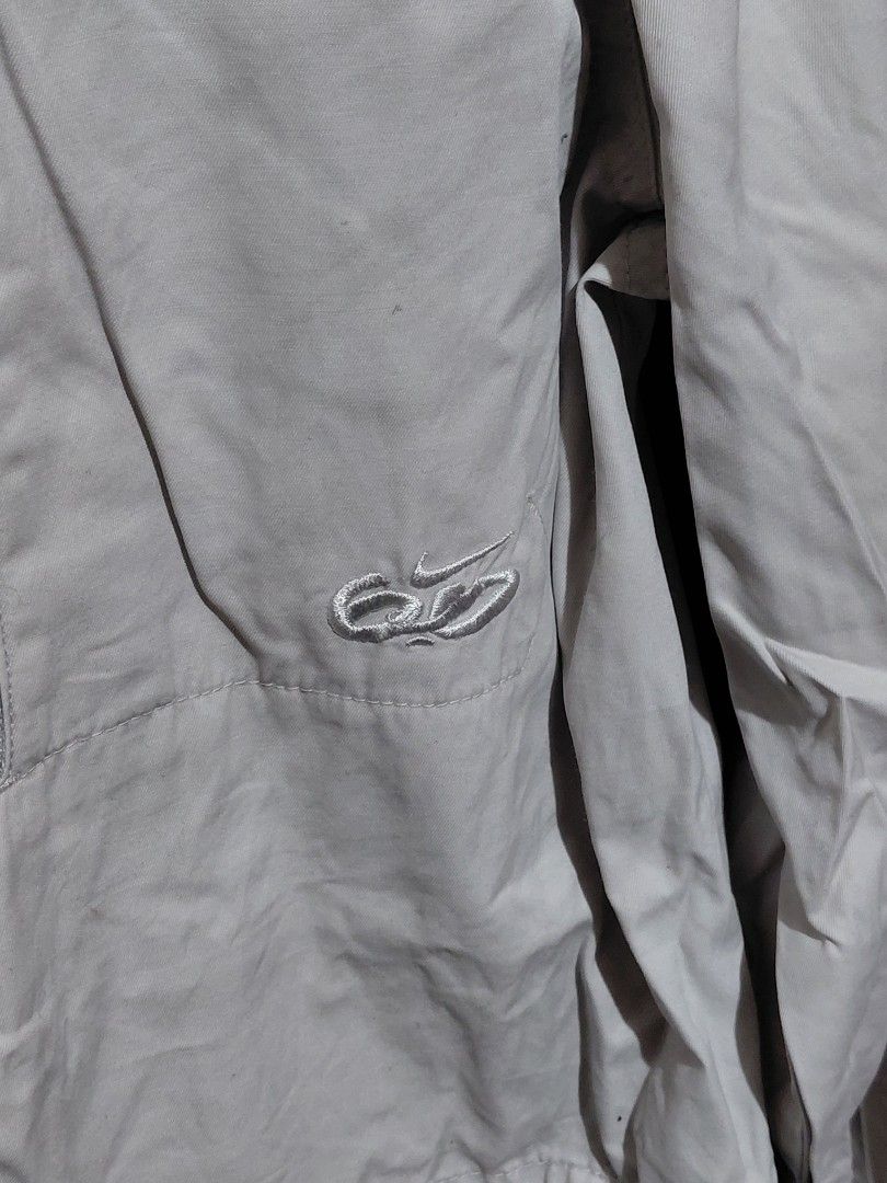 Nike 6.0 Jacket (Category: Coats, Jackets and Outerwear) located in Imus. Submitted by frootiloots4103 (Listing ID 1464988190, Image 2). Description: - Size: M (tag on collar) - Color: Light grey - Design: Multiple front pockets, zipper closure, and embroidered chest logo - Material: Breathable inner mesh lining - Origin: Made in Hong Kong - Perfect lightweight outerwear for layering in cooler weather OPEN FOR NEGO (best if aspack) 📍Imus, Cavite