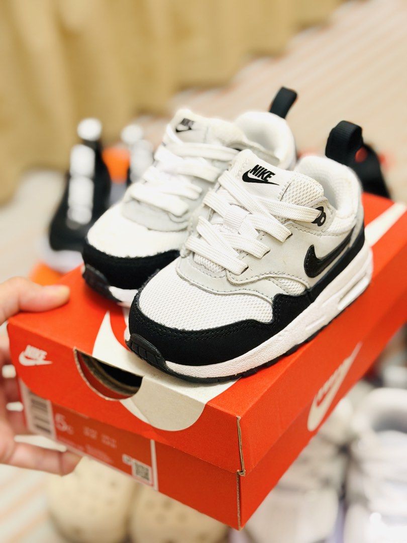 Nike Air Max easy one (Category: Babies & Kids Fashion) located in Las Pinas. Submitted by __dayaaaaan21 (Listing ID 1464971673, Image 1). Description: Size 5c Well loved .