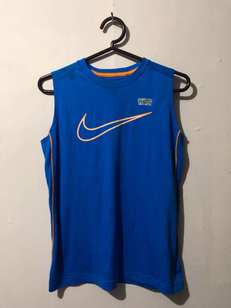 Nike Midswoosh Top (Category: Activewear) located in Pasig City. Submitted by geloangelo17550 (Listing ID 1465155333, Image 1). Description: Authentic Excellent condition issue check last picture.