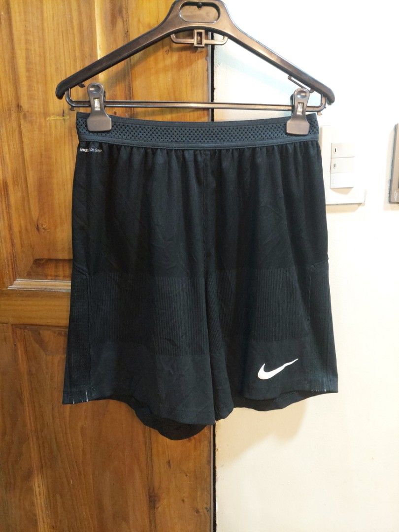 NIKE TRAINING SHORTS AEROSWIFT STRIKE (Category: Activewear) located in San Pedro. Submitted by cyanide.slug.cat (Listing ID 1465080814, Image 3). Description: s-m 28-32" waist 17.5" length.