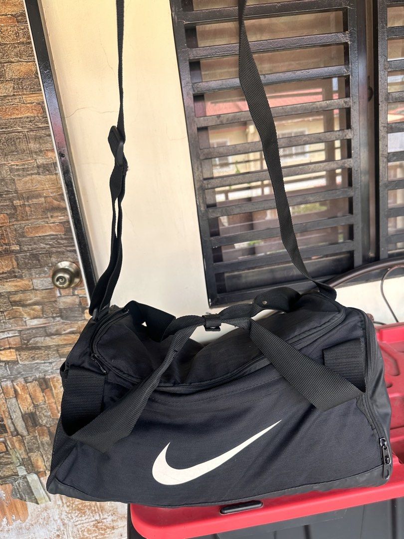 XL SIZE (95L) Nike Travel Duffle Bag (Category: Cross-body Bags) located in Batangas. Submitted by stopandshopforluxury (Listing ID 1465113190, Image 2). Description: ‼️PLEASE MAKE A READING A HABIT‼️ Details are posted. Guaranteed Original 💯 No flaws Own preloved Size: 95 Liter, eto yung pinaka malaki na size na duffle bag ng nike. Disclaimer: This is a preloved bag. Actual condition is shown in photos. Expect normal signs of wear. Colors may s