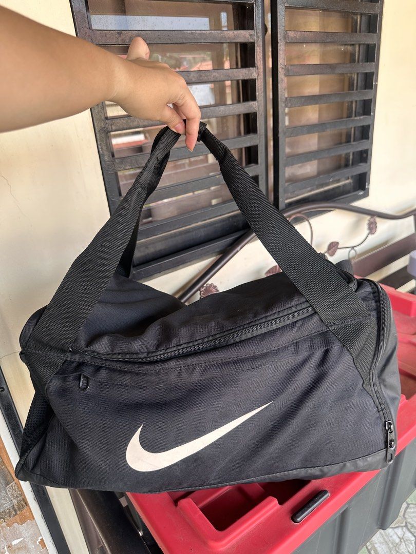 XL SIZE (95L) Nike Travel Duffle Bag (Category: Cross-body Bags) located in Batangas. Submitted by stopandshopforluxury (Listing ID 1465113190, Image 1). Description: ‼️PLEASE MAKE A READING A HABIT‼️ Details are posted. Guaranteed Original 💯 No flaws Own preloved Size: 95 Liter, eto yung pinaka malaki na size na duffle bag ng nike. Disclaimer: This is a preloved bag. Actual condition is shown in photos. Expect normal signs of wear. Colors may s