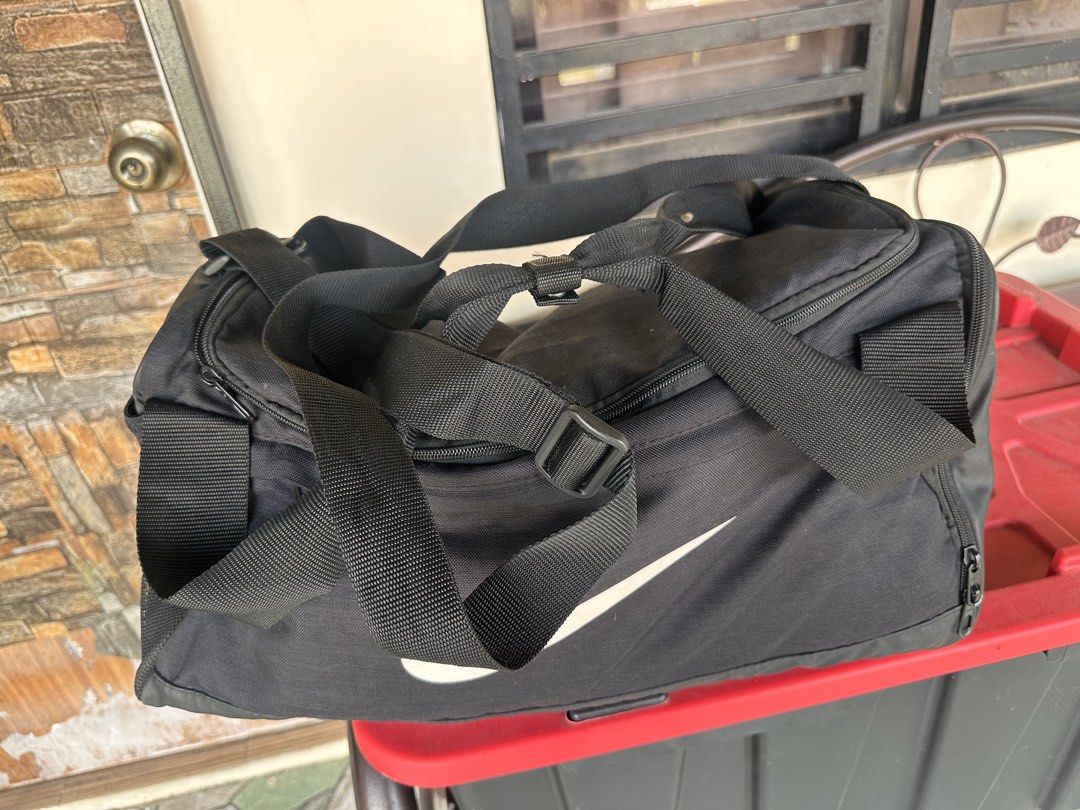 XL SIZE (95L) Nike Travel Duffle Bag (Category: Cross-body Bags) located in Batangas. Submitted by stopandshopforluxury (Listing ID 1465113190, Image 3). Description: ‼️PLEASE MAKE A READING A HABIT‼️ Details are posted. Guaranteed Original 💯 No flaws Own preloved Size: 95 Liter, eto yung pinaka malaki na size na duffle bag ng nike. Disclaimer: This is a preloved bag. Actual condition is shown in photos. Expect normal signs of wear. Colors may s