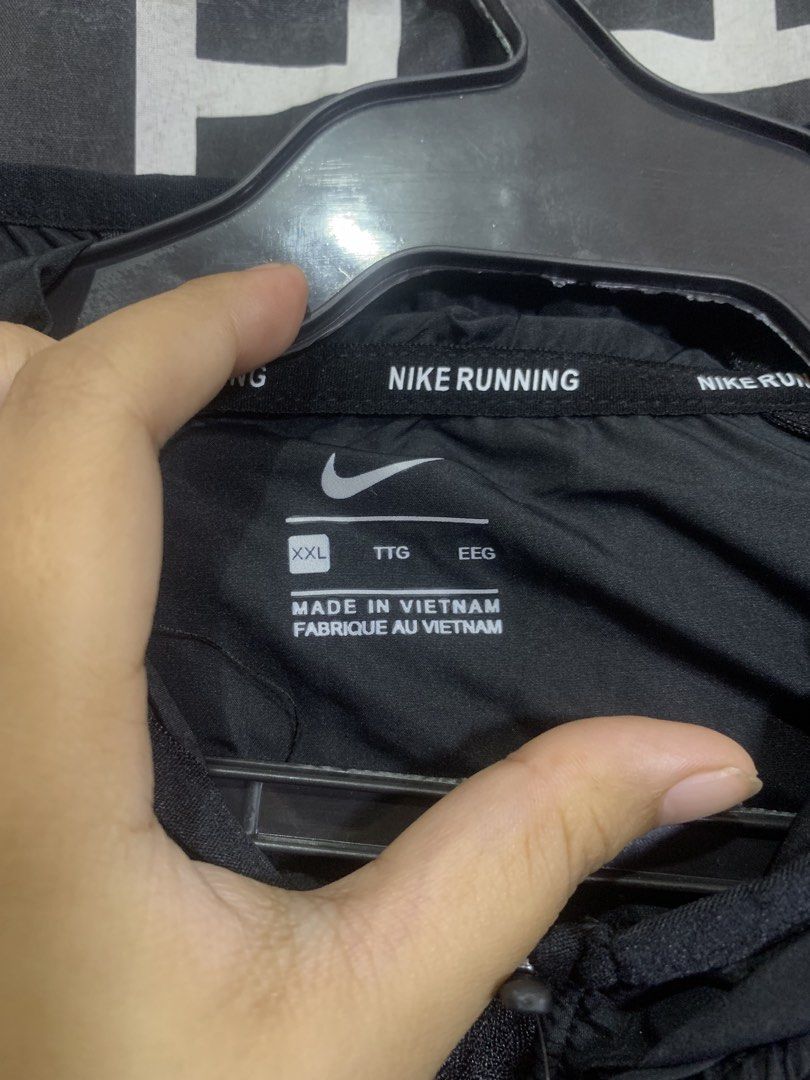 Nike windbreaker (Category: Activewear) located in Manila. Submitted by bibiies2.0xghettothrift (Listing ID 1465044375, Image 3). Description: Mine 1200 Details W23 L28 Xxl on tag fit to large loc. baclaran parañaque.