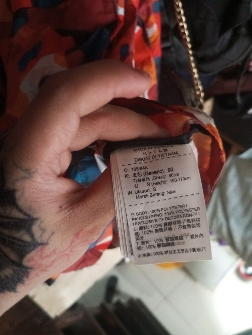 NIKE windbreaker (reflective) (Category: Coats, Jackets and Outerwear) located in Caloocan City. Submitted by korkswabero (Listing ID 1465071254, Image 3). Description: .