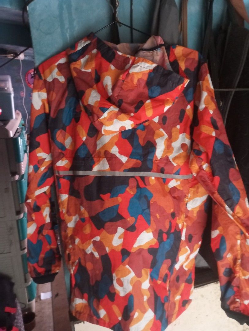 NIKE windbreaker (reflective) (Category: Coats, Jackets and Outerwear) located in Caloocan City. Submitted by korkswabero (Listing ID 1465071254, Image 2). Description: .