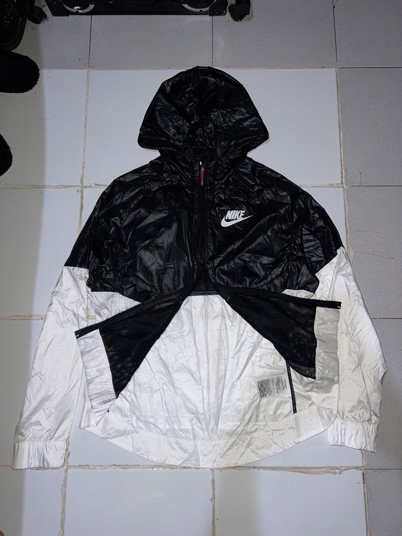 NIKE WINDRUNNER JACKET (Category: Coats, Jackets and Outerwear) located in Manila. Submitted by dailystrategythrift (Listing ID 1465019780, Image 3). Description: WTS ‼️ NIKE WINDRUNNER JACKET SIZE LARGE ON TAG WIDTH - 20 LENGTH - 27 EXCELLENT CONDITION💯❤️ PRICE - 📩 LOCATION LASPIÑAS CITY 📍📍 DM FOR PURCHASE 📩📩.