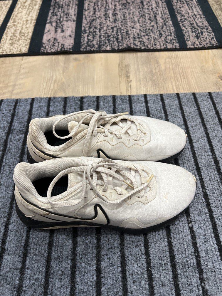 NIKE WOMENS WHITE SHOES (Category: Sneakers) located in Manila. Submitted by cjtin27 (Listing ID 1465076041, Image 2). Description: Size 7 White Original No box, no issues, need lang linisan Rfs: declutter.