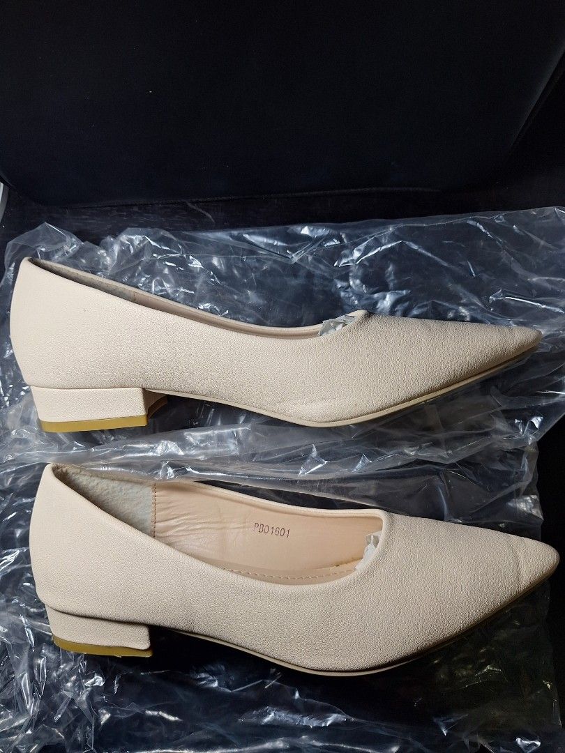 Noblesse Beige Pointed Toe Flat Shoes Size 38 (Category: Flats & Sandals) located in Santiago. Submitted by siobetann (Listing ID 1464991957, Image 2). Description: - Brand: Noblesse - Color: Beige - Style: Pointed toe flats with low block heels and slip-on design - Comfort: Cream padded insoles for extra comfort - Finish: Smooth matte finish - Condition: Pristine with clean soles/edges and original toe paper stuffing.