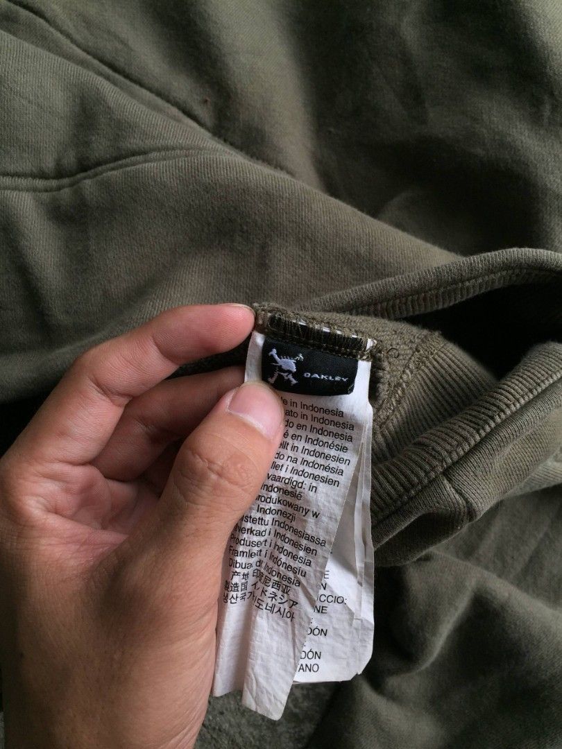 Oakley Hoodie (Category: Coats, Jackets and Outerwear) located in Calamba. Submitted by mysticcat-5ccee5 (Listing ID 1465054957, Image 3). Description: 📌Oakley Custom Fit Hoodie Olive Green w/ Zipper on Sideseam Size Large-XLarge Dimes📏 Length-29.5 Width-27.5 Excellent Condition 8.5/10 Cr Issue: 1Pinhole 💸699 Free Shipping.