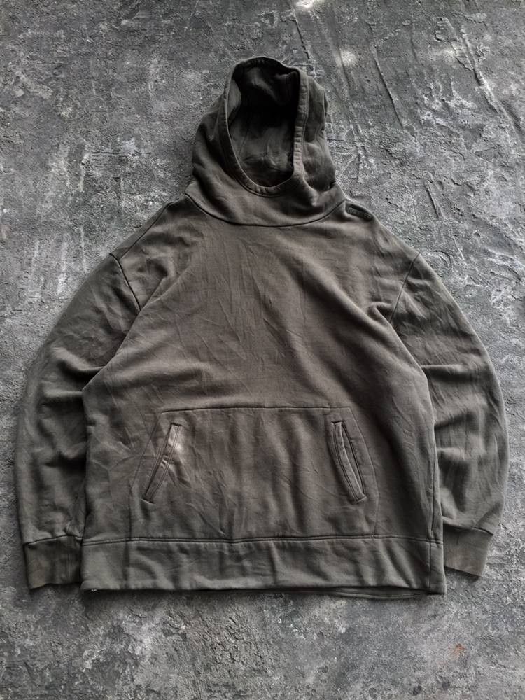 Oakley Hoodie (Category: Coats, Jackets and Outerwear) located in Calamba. Submitted by mysticcat-5ccee5 (Listing ID 1465054957, Image 1). Description: 📌Oakley Custom Fit Hoodie Olive Green w/ Zipper on Sideseam Size Large-XLarge Dimes📏 Length-29.5 Width-27.5 Excellent Condition 8.5/10 Cr Issue: 1Pinhole 💸699 Free Shipping.