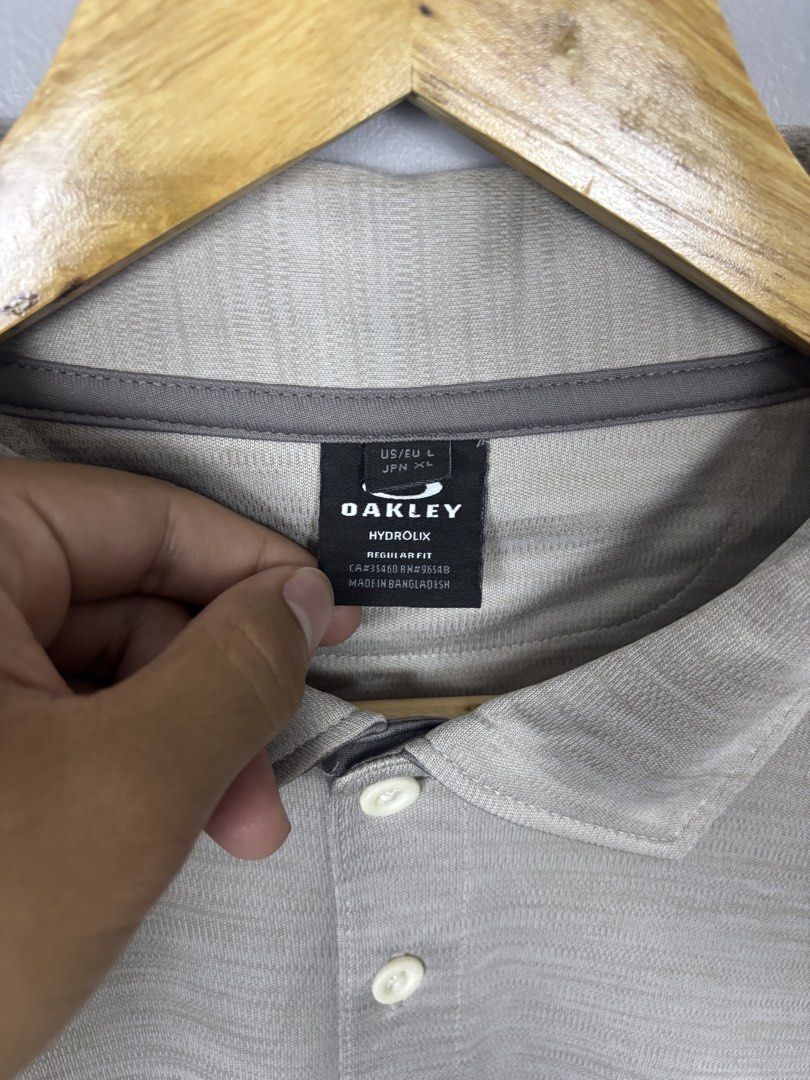 OAKLEY MEN’S AERO HYDROLIX POLO (Category: Tshirts & Polo Shirts ) located in Mabalacat. Submitted by doughnutthrift (Listing ID 1465087704, Image 3). Description: OAKLEY MEN’S AERO HYDROLIX POLO Excellent condition W- 22” L- 28-29” No issues.