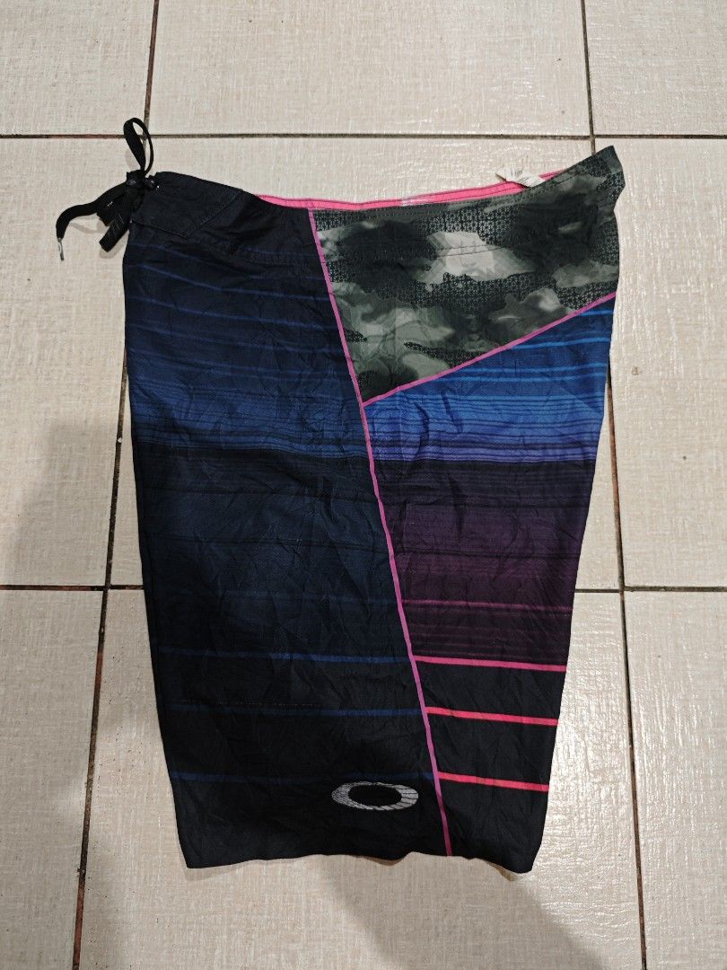 Oakley O Stretch Ripstop Board Shorts Size 34 (Category: Swim Trunks & Board Shorts) located in Manila. Submitted by lilianapat52117 (Listing ID 1465065976, Image 3). Description: OAKLEY BLADE O B/S STRETCH RIPSTOP SIZE 34 ON TAG WAIST 34-35 LENGTH 20½ EUC SCRATCHES/RUNS 650.