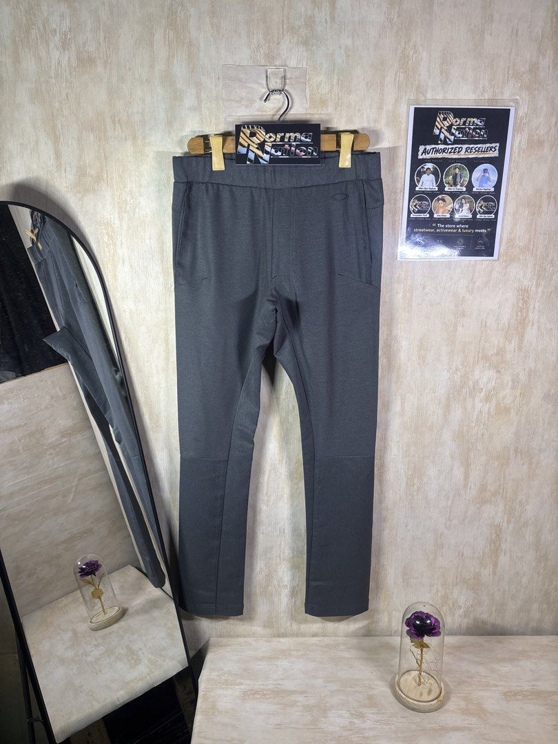OAKLEY STRETCH SWEAT PANTS (Category: Trousers) located in Cabuyao City. Submitted by pormanation-thrift-store (Listing ID 1465170698, Image 1). Description: OAKLEY STRETCH SWEAT PANTS Condition: EXCELLENT Color rate: 9.5/10 Size: MEDIUM Dimes: 32-36”Wx40.5”L Issue: LAST PIC ‼️ Price: 950.