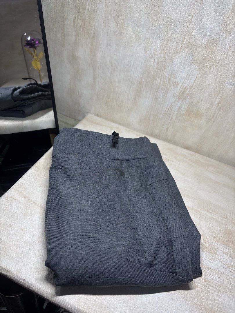 OAKLEY STRETCH SWEAT PANTS (Category: Trousers) located in Cabuyao City. Submitted by pormanation-thrift-store (Listing ID 1465170698, Image 2). Description: OAKLEY STRETCH SWEAT PANTS Condition: EXCELLENT Color rate: 9.5/10 Size: MEDIUM Dimes: 32-36”Wx40.5”L Issue: LAST PIC ‼️ Price: 950.