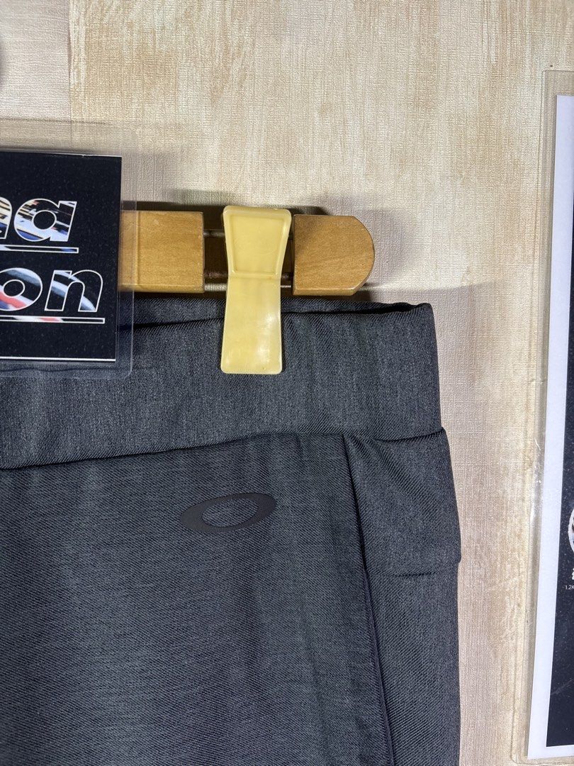 OAKLEY STRETCH SWEAT PANTS (Category: Trousers) located in Cabuyao City. Submitted by pormanation-thrift-store (Listing ID 1465170698, Image 3). Description: OAKLEY STRETCH SWEAT PANTS Condition: EXCELLENT Color rate: 9.5/10 Size: MEDIUM Dimes: 32-36”Wx40.5”L Issue: LAST PIC ‼️ Price: 950.