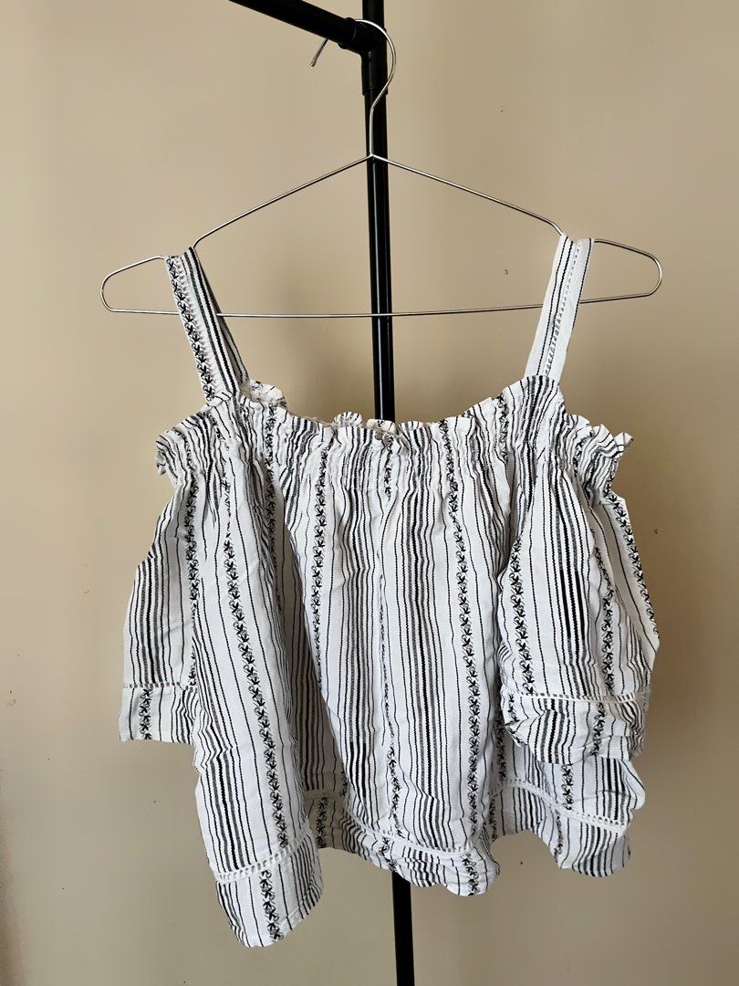 Off Shoulder Boho Top (Category: Sleeveless) located in Baguio. Submitted by samxsells (Listing ID 1465035925, Image 1). Description: L: 14.5” W:32-48”.