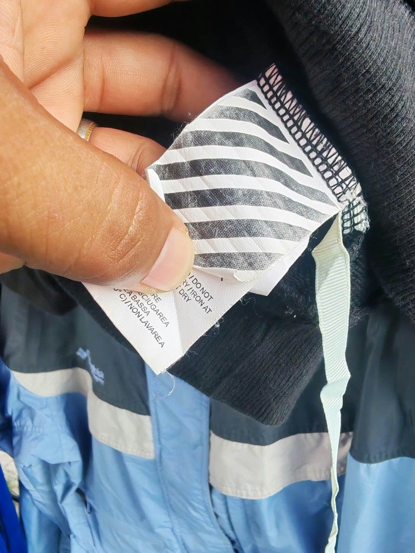 Off-White 2019 Black Painter Arrow Sweatshirt (Category: Coats, Jackets and Outerwear) located in Sipalay. Submitted by boldowl.e4f283 (Listing ID 1465008692, Image 3). Description: - Authentic Off-White black sweatshirt (2019 collection) - Small white branding logo on the chest - Large painter-style abstract arrow graphic on the back - Matching graphic prints down both sleeves - Ribbed collar, cuffs, and hem for a snug fit - Comfortable cotton b