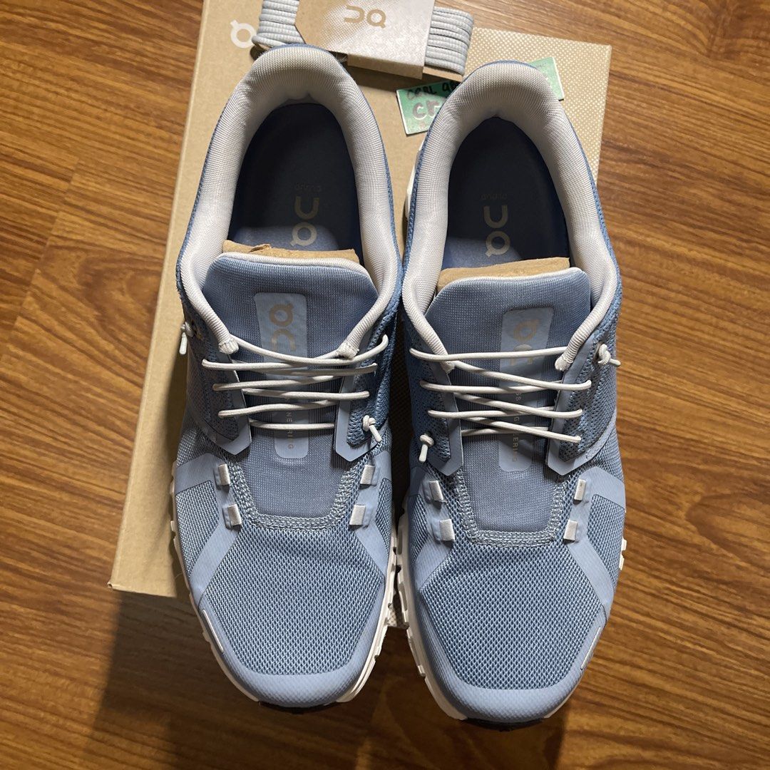 On Cloud 6 'Chambray / White' (Category: Sneakers) located in Pasig City. Submitted by crewkicks.ph (Listing ID 1465143102, Image 3). Description: OC6 'Chambray / White' Size 10 US M Used 2x Complete OG ₱ 4,998 ONLY!.