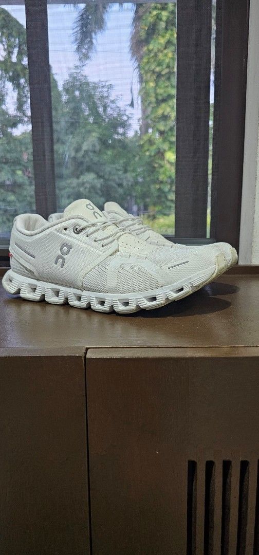 On Cloud 5 (Category: Casual Shoes) located in Manila. Submitted by jv.ln (Listing ID 1465161571, Image 1). Description: On Cloud 5 Sz 9.5 US Mens Triple White Negotiable just ask.