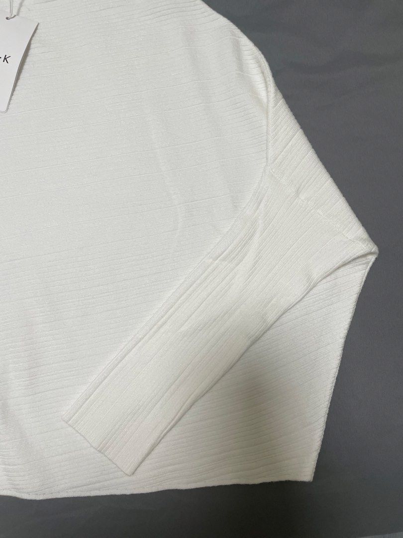 One K BKK Off-Shoulder Batwing Knit Top (Category: Blouses) located in Quezon City. Submitted by mfordma (Listing ID 1465046228, Image 3). Description: BRAND NEW Originally bought for 599.00 Doing a little closet decluttering! ✨ Letting go of some pieces that are still in great condition and looking for a new home. 🤍 Brand: ONE-K Size: Free size Color: White Description: - Very stretchable boat neck batwing sleeves and ribbed knit texture - Can 