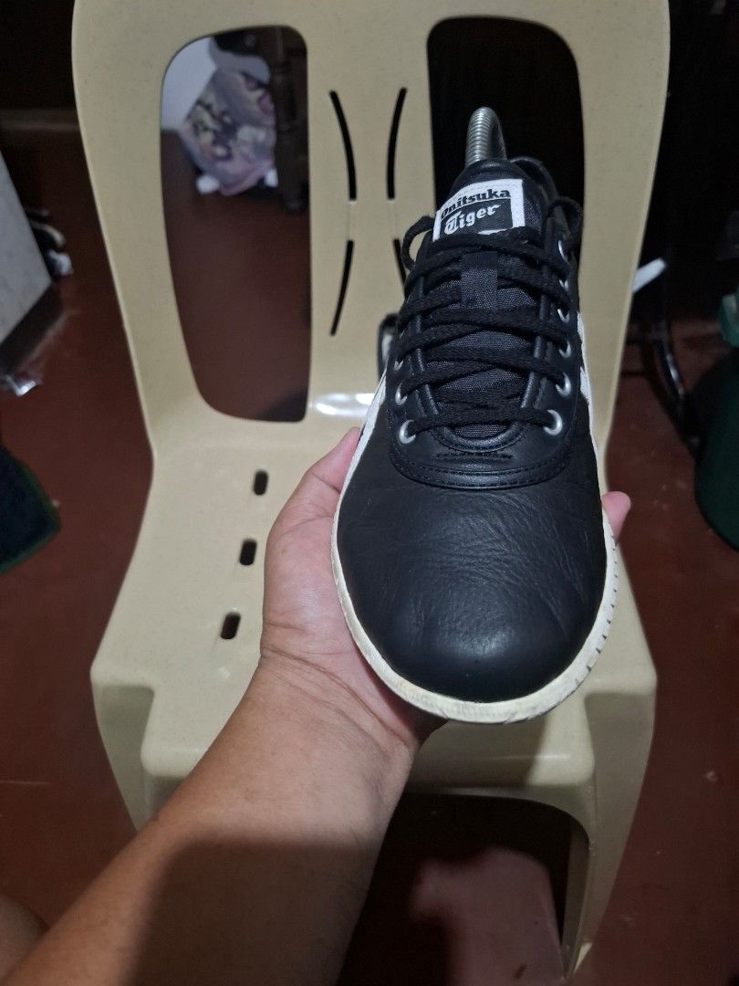 ONITSUKA TSUNAHIKI BLACK (Category: Sneakers) located in Antipolo. Submitted by goldentiger-ac44 (Listing ID 1465029558, Image 3). Description: ONITSUKA TSUNAHIKI BLACK SIZE 8.5 US, EURO 42, CM 26.5 Excellent condition Issue replace insole asics Price 1800 Antipolo city location.