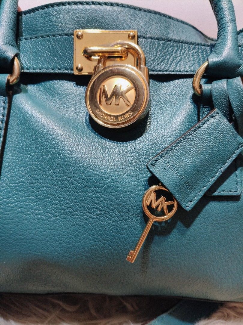 Original MICHAEL KORS (Category: Shoulder Bags) located in Cabuyao City. Submitted by secondhand.shop.ph (Listing ID 1465143954, Image 2). Description: Sale❗️Sale❗️Sale❗️ ₱ 2,899 Original Michael Kors Hamilton Preloved w/ padlock & key Dark teal Medium Pure genuine leather 📌First to pay!.