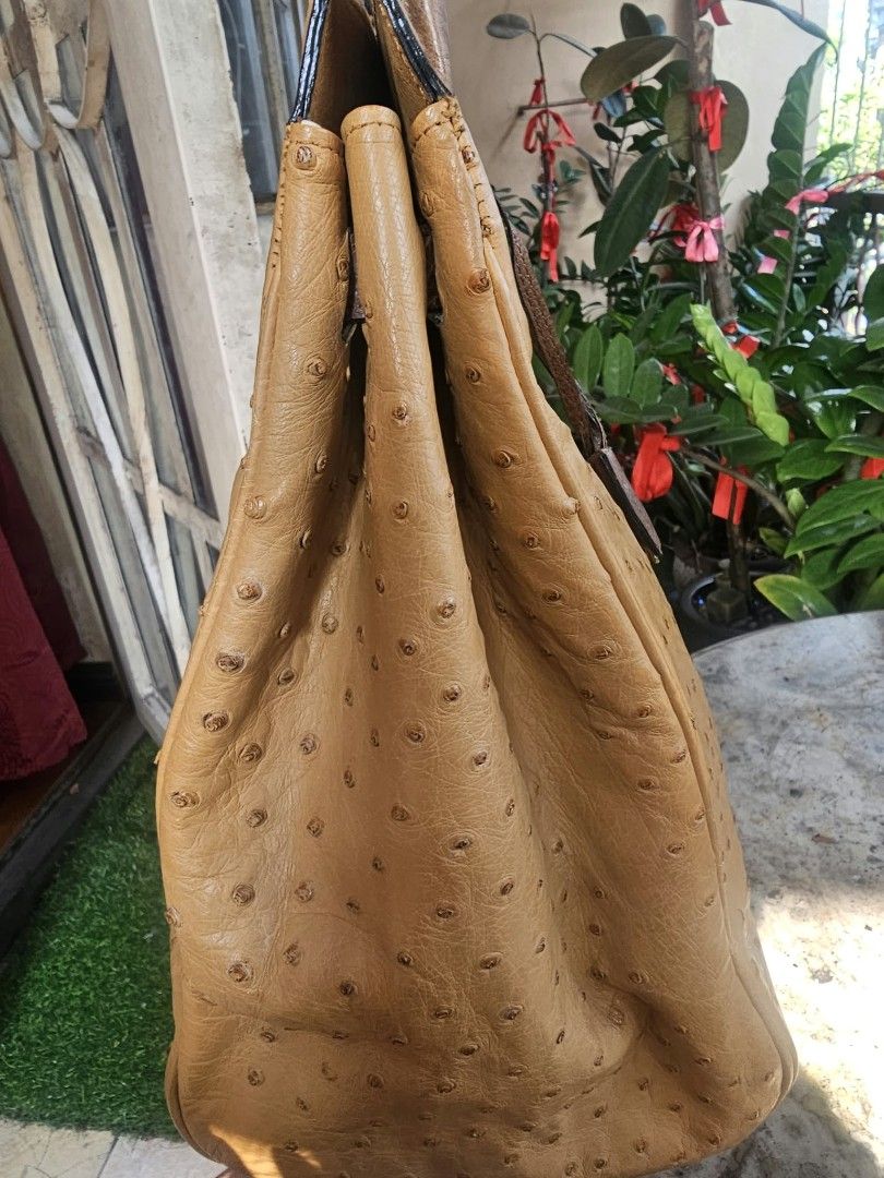 Original Vintage Top Handle Laptop Bag (Category: Luxury Bags & Wallets) located in Quezon City. Submitted by sherockxx (Listing ID 1465104747, Image 3). Description: Great office bag. clean inside and out. smells good..