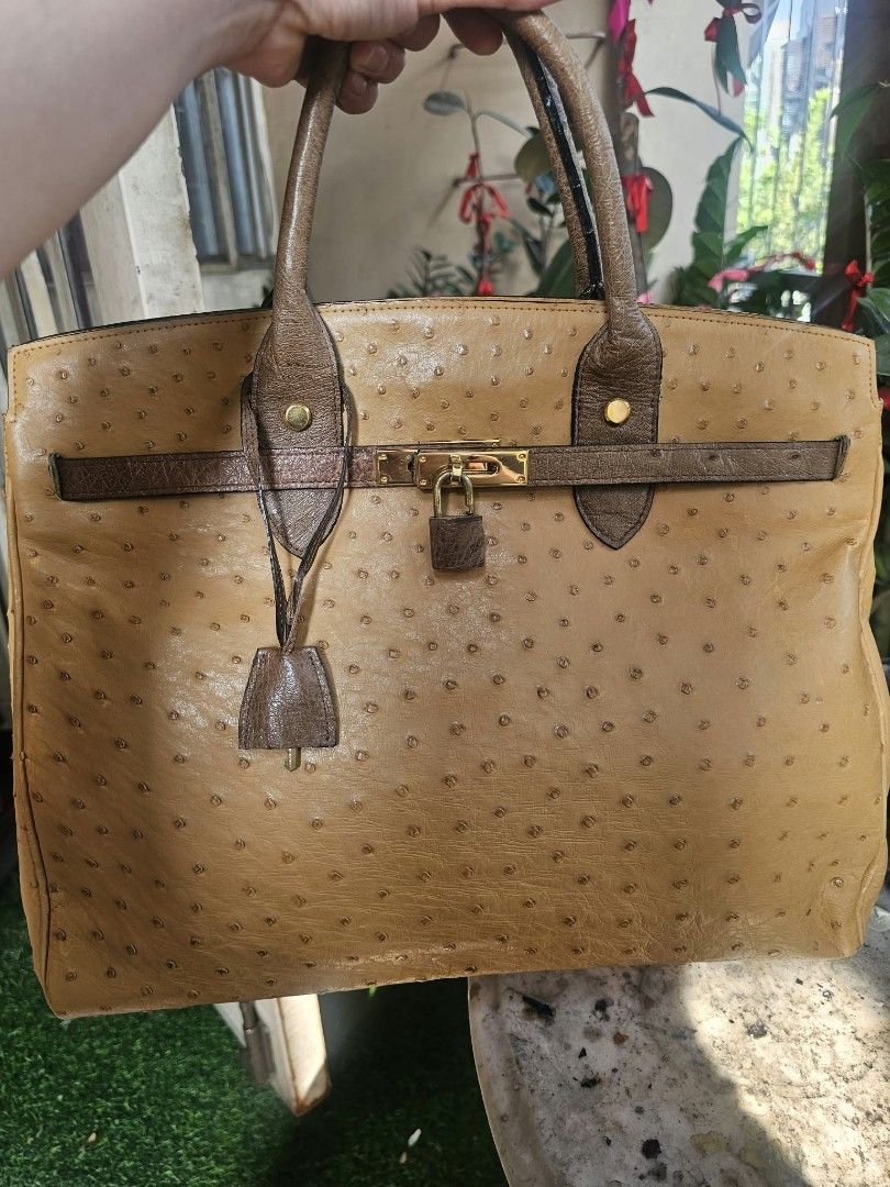 Original Vintage Top Handle Laptop Bag (Category: Luxury Bags & Wallets) located in Quezon City. Submitted by sherockxx (Listing ID 1465104747, Image 2). Description: Great office bag. clean inside and out. smells good..