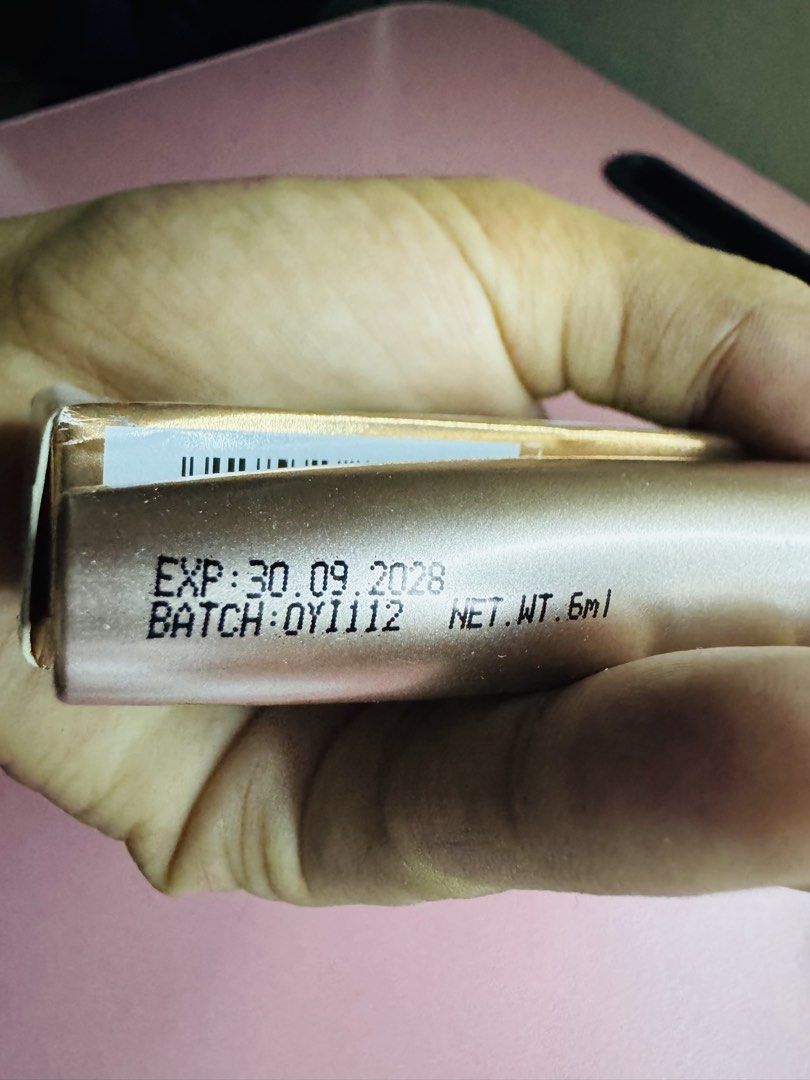 O.TWO.O Lengthening Fiber Mascara 6ml (Category: Makeup) located in Manila. Submitted by ladiiiis (Listing ID 1465006619, Image 2). Description: - Brand: O.TWO.O Lengthening Fiber Mascara - Size: Full size 6ml in gold packaging (comes with original white box) - Formula: Waterproof, adds volume and length - Condition: Brand new, unopened (minor wear on packaging from storage) - Expiry Date: 30.09.2028 - Batch Number: OYI112.