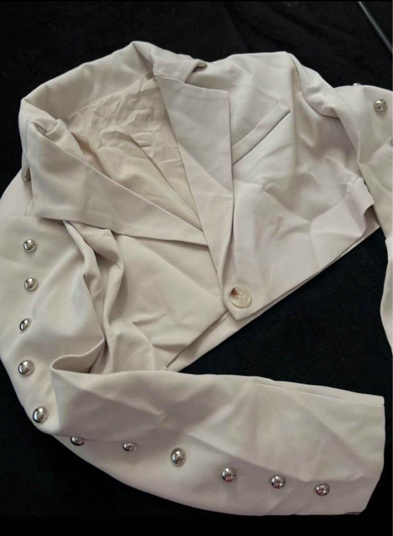 OVERSIZED CROPPED BLAZER (Category: Others Tops) located in Taguig. Submitted by jane.klosette (Listing ID 1465054167, Image 2). Description: BRANDNEW - shoulder pad - with inner lining - thick fabric Delivery via Lalamove, payment first. 📍 Taguig.