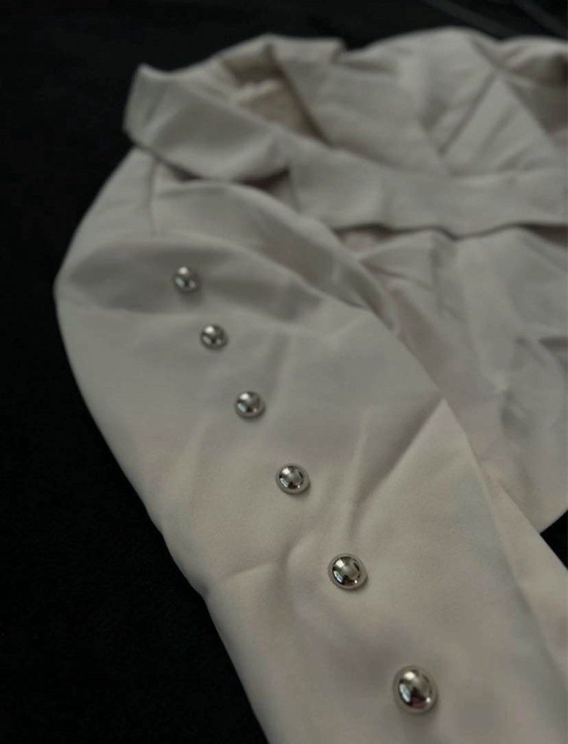 OVERSIZED CROPPED BLAZER (Category: Others Tops) located in Taguig. Submitted by jane.klosette (Listing ID 1465054167, Image 3). Description: BRANDNEW - shoulder pad - with inner lining - thick fabric Delivery via Lalamove, payment first. 📍 Taguig.