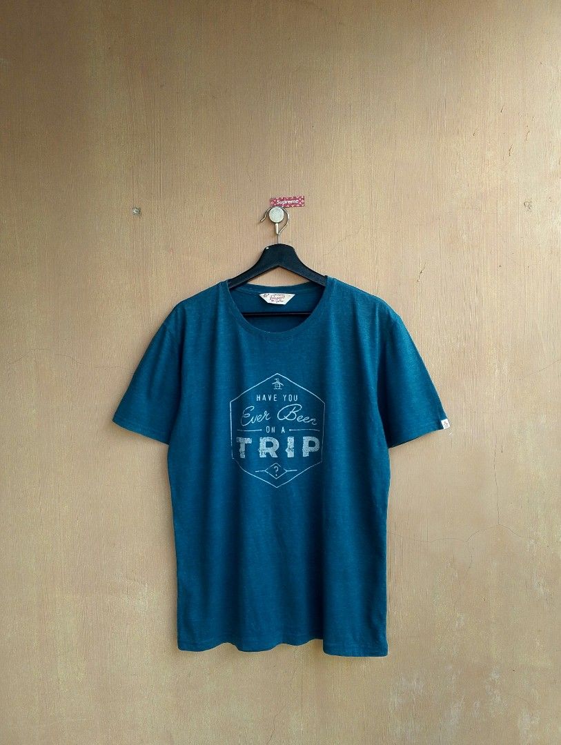 Penguin by Munsingwear T shirt (Category: Tshirts & Polo Shirts ) located in Lipa City. Submitted by MEECHYTWO2TWO (Listing ID 1464998005, Image 1). Description: •PENGUIN by MUNSINGWEAR SHIRT - Size: Large - Width: 21-21.5 / Length: 28 - No issue - Location: Lipa City, Batangas - Excellent condition - Color rate: 10/10 - Additional sf +75 - Mop: GCASH/NO COD - Payment first tomorrow will be shipped.