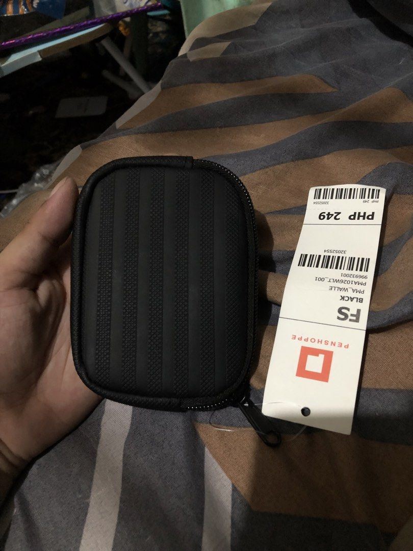 Penshoppe FS Mini Pouch / Coin Purse (Category: Wallets & Card Holders) located in San Juan, La Union. Submitted by declutteringog7 (Listing ID 1465110969, Image 3). Description: Product Name: Penshoppe FS Mini Pouch / Coin Purse Color: Black Style Code: PMA1026WLT_001 SKU: 996932001 Original Price: ₱249.00 (as shown on tag) Brand: Penshoppe — Authentic, direct from brand 📝 Material & Features (from photos + verified specs) • Material: Hard-shel