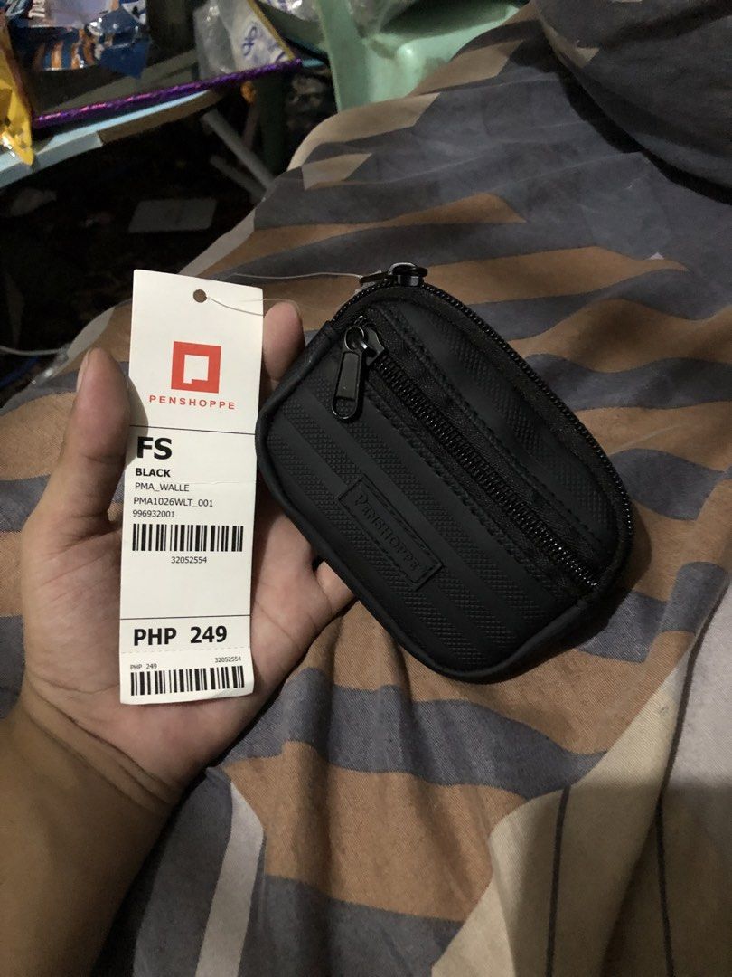 Penshoppe FS Mini Pouch / Coin Purse (Category: Wallets & Card Holders) located in San Juan, La Union. Submitted by declutteringog7 (Listing ID 1465110969, Image 2). Description: Product Name: Penshoppe FS Mini Pouch / Coin Purse Color: Black Style Code: PMA1026WLT_001 SKU: 996932001 Original Price: ₱249.00 (as shown on tag) Brand: Penshoppe — Authentic, direct from brand 📝 Material & Features (from photos + verified specs) • Material: Hard-shel