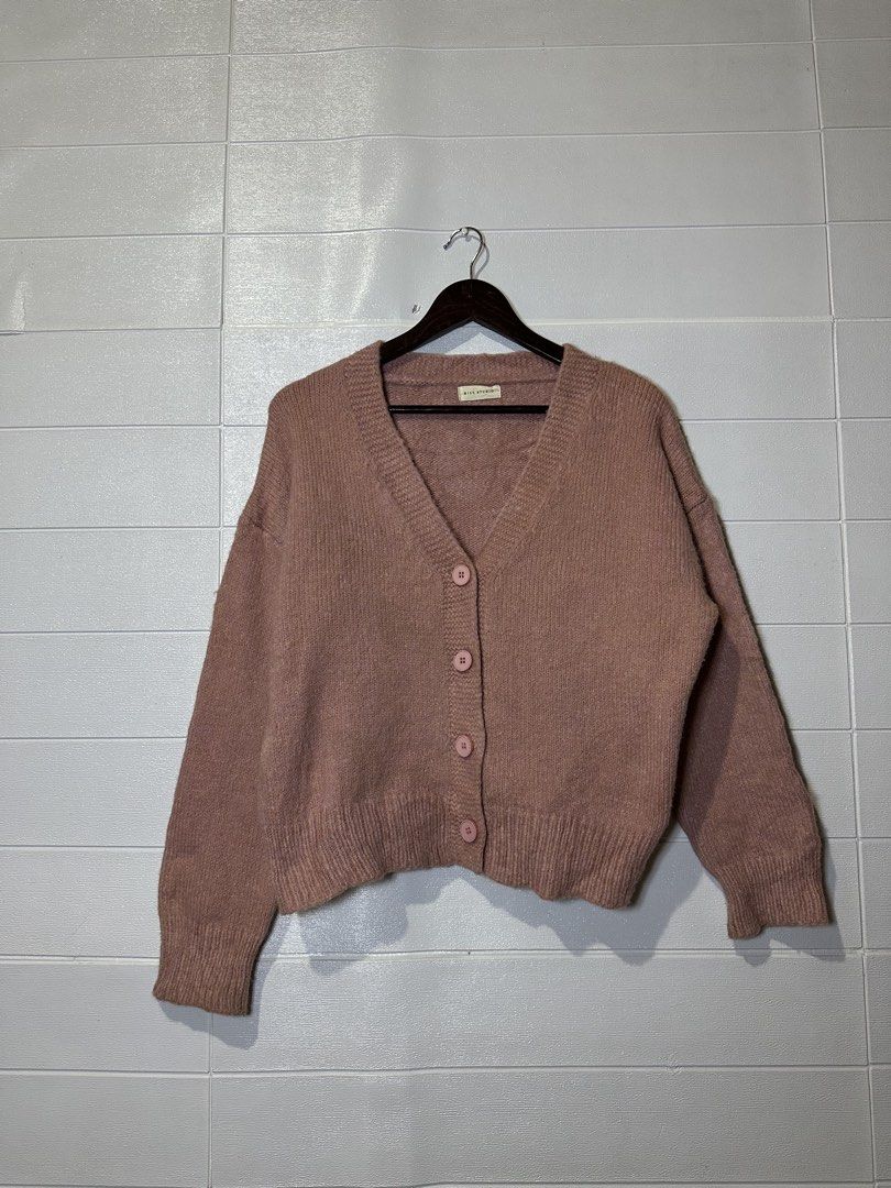pink cardigan (Category: Coats, Jackets and Outerwear) located in La Trinidad. Submitted by jen27__ (Listing ID 1464974138, Image 1). Description: No flaws can fit small to medium.