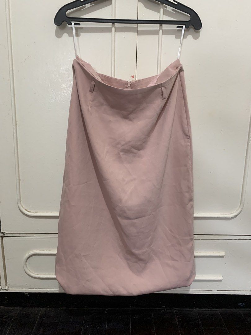 Pink Midi Skirt, Size 32 (Category: Skirts) located in San Mateo. Submitted by _pichie (Listing ID 1464978789, Image 1). Description: .