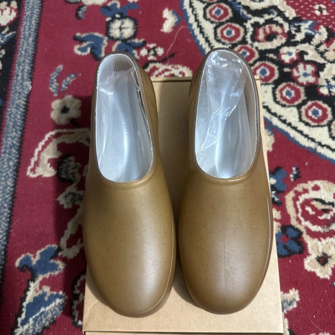 PLASTICANA GARDANA CLOGS (Category: Sneakers) located in Caloocan City. Submitted by pulito.streetwear (Listing ID 1465115528, Image 3). Description: PLASTICANA GARDANA CLOGS SIZE 39/40 EXCELLENT CONDITION .