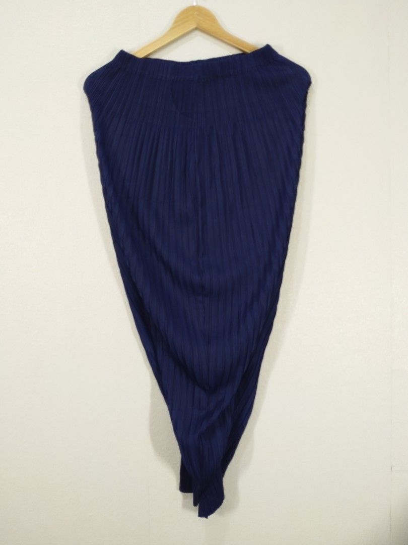 PLEATS PLEASE PANTS (Category: Other Bottoms) located in Baguio. Submitted by dansteals (Listing ID 1465049904, Image 2). Description: waist: 30-34 length: 37.