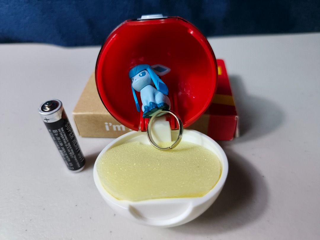 Pokemon Glaceon Poké Ball Ring Holder Box (Category: Character Goods) located in San Leonardo. Submitted by burgossanleonardo.12345 (Listing ID 1465053928, Image 3). Description: - Item: Glaceon Figurine inside Poké Ball Container - Features: Openable red and white plastic Poké Ball with a built-in metal ring and seated Glaceon on a yellow foam base - Size: Compact novelty item (AA battery shown in photos for scale reference) - Condition: Brand n