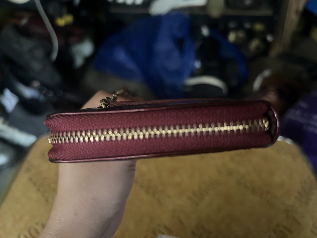 Porseyl Patrick Cox wallet (Category: Wallets & Card holders) located in Manila. Submitted by babesdohaylo (Listing ID 1465019550, Image 3). Description: Porseyl Patrick Cox Wallet Available For Layaway 4”height 7.5”width P 999 In Good Condition Location: Bambang Market Tondo Manila Stall # 8 For more items visit the following FB Page: The Boot Shop Ph Dr. Martens Ph Sell/Swap Carousel App edsantos27 / babesdohaylo Disclaimer: We’re not connected