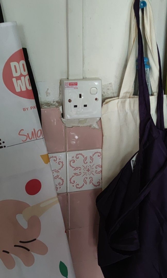 Power socket (Category: Other Home Decor) located in Singapore. Submitted by handymanservicemark (Listing ID 1465116704, Image 2). Description: I replace all socket Spolit old burn.