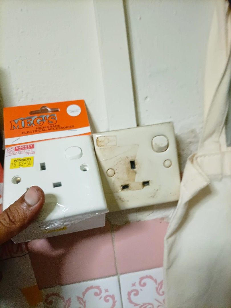 Power socket (Category: Other Home Decor) located in Singapore. Submitted by handymanservicemark (Listing ID 1465116704, Image 1). Description: I replace all socket Spolit old burn.