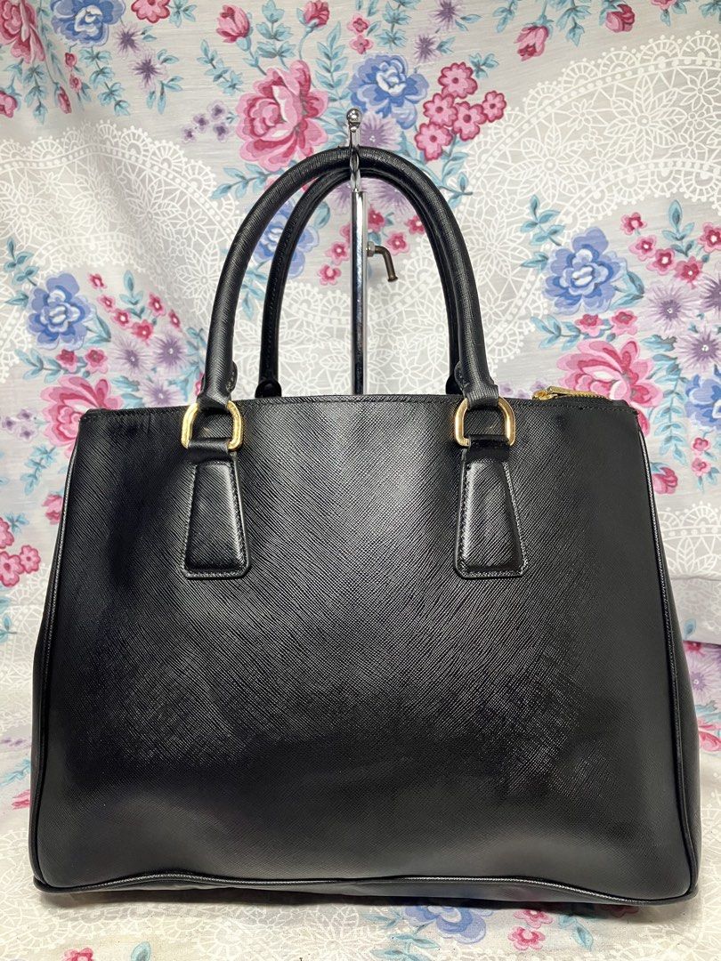 PRADA BLACK SAFFIANO LUX LEATHER HAND BAG (Category: Shoulder Bags) located in General Mariano Alvarez. Submitted by adonid (Listing ID 1464974485, Image 3). Description: PRADA BLACK SAFFIANO LUX LEATHER HAND BAG GOOD CONDITION NORMAL SIGN OF USAGE ONLY.